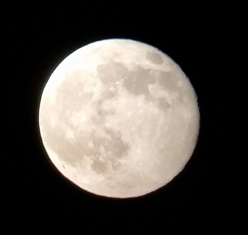 Image de la lune lors de la pleine lune - photographiée à travers une longue-vue avec un smartphone